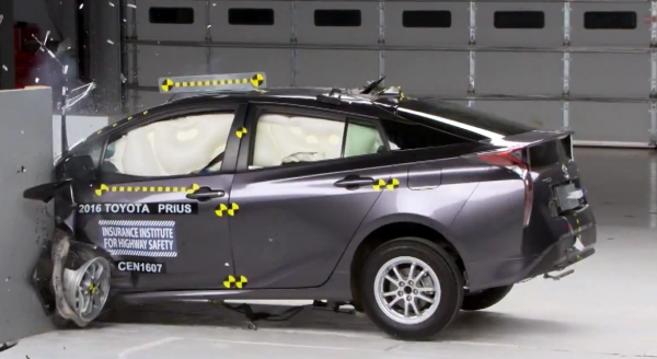 2016 Toyota Prius получила высокую награду Top Safety Pick Plus от IIHS [Видео]