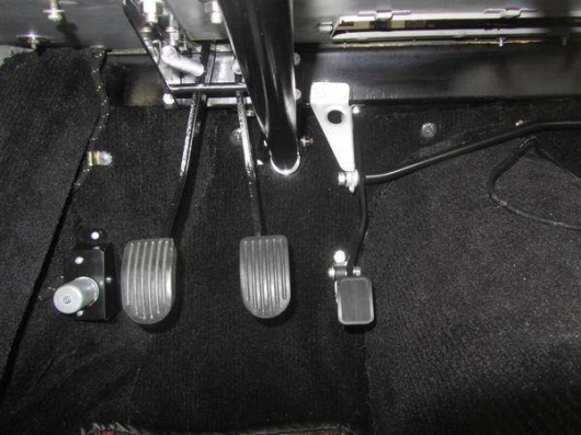 What is the difference between the floor and hanging gas pedal?
