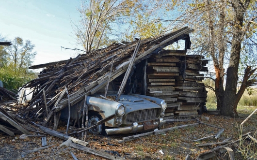 The beauty of the rusting bodies: pictures of car abandoned
