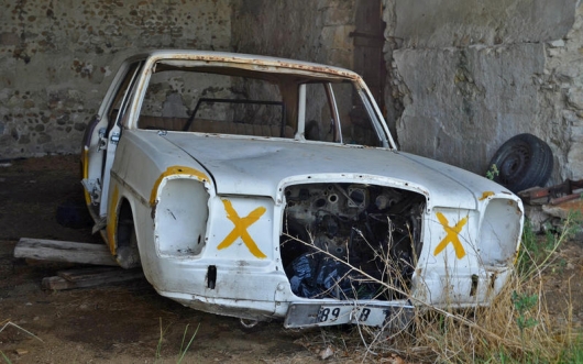 The beauty of the rusting bodies: pictures of car abandoned