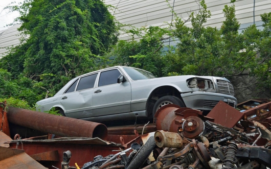 The beauty of the rusting bodies: pictures of car abandoned