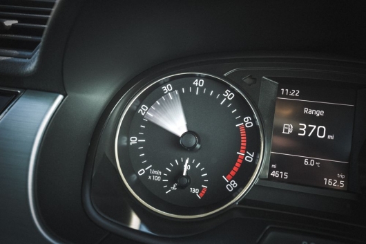 The principle of operation of the limiter of revolutions of the engine and their types: explained in simple words