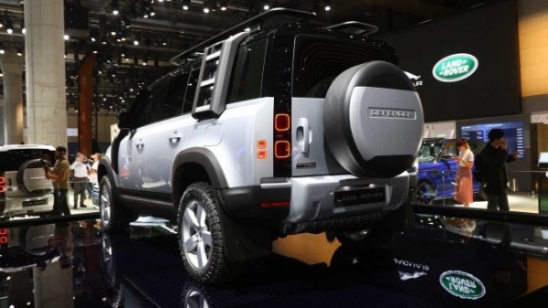 Land Rover plans to create a smaller version of SUV Defender