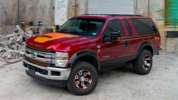 The American collected two unique cars Ford SUV