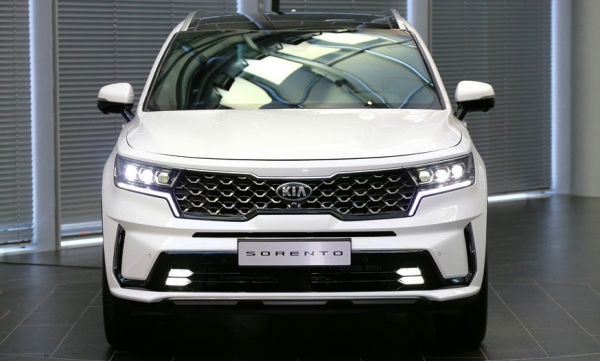 Kia Sorento changed generation: crossover grew up, got another platform and a hybrid version