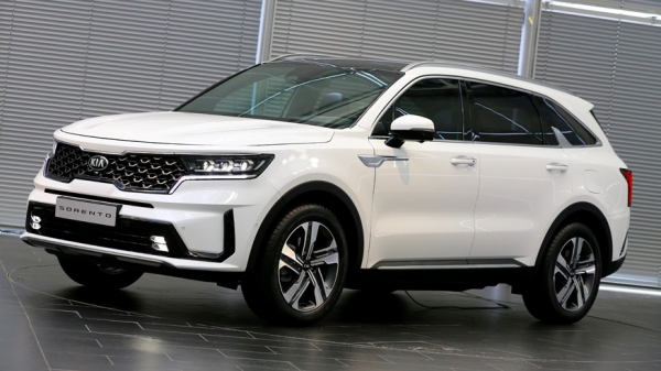 Kia Sorento changed generation: crossover grew up, got another platform and a hybrid version
