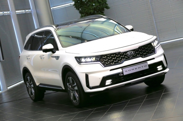 Kia Sorento changed generation: crossover grew up, got another platform and a hybrid version
