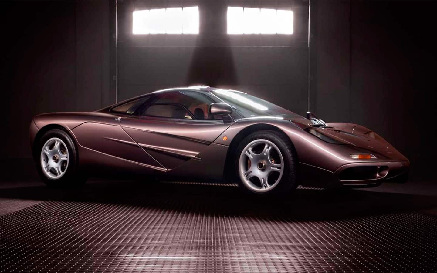 McLaren F1 with less than 400 km mileage sold at auction for $ 20 million