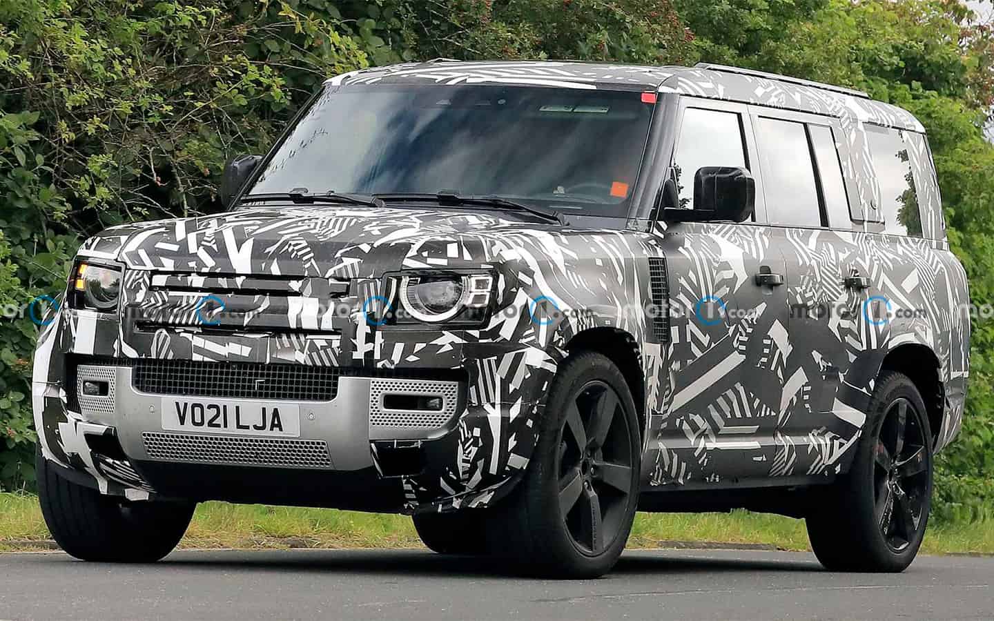 Land Rover Defender with three rows of seats first seen in tests