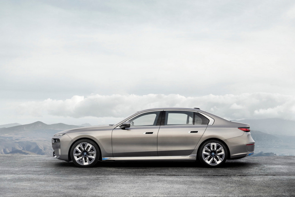 BMW unveils next-generation 7-Series flagship sedan