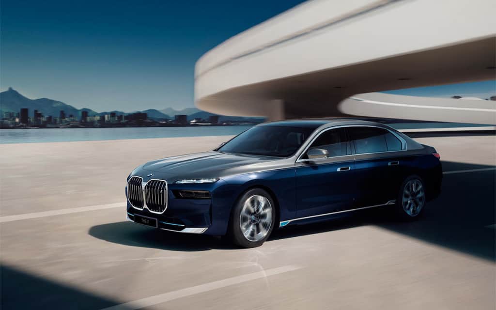 The new BMW 7-Series received the first special version with a 31.3-inch 8K screen